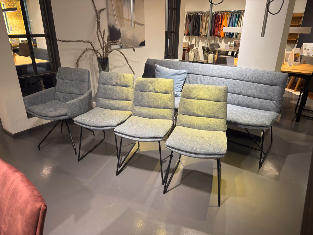 Bank und Stühle Jukka von Raum.Freunde