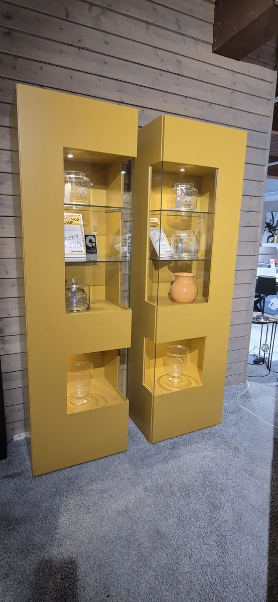 2 Vitrinen Contur 3900