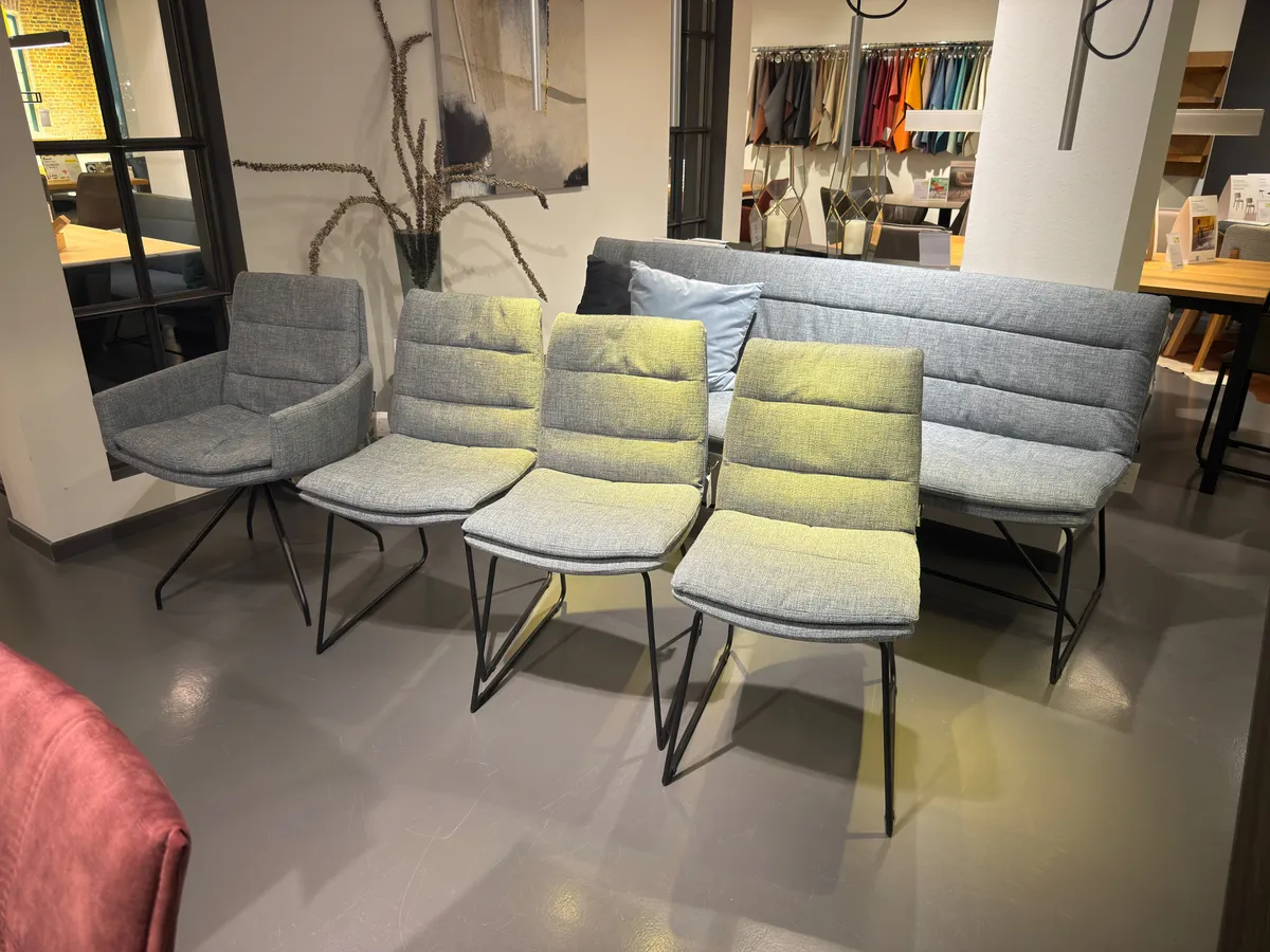 Bank und Stühle Jukka von Raum.Freunde