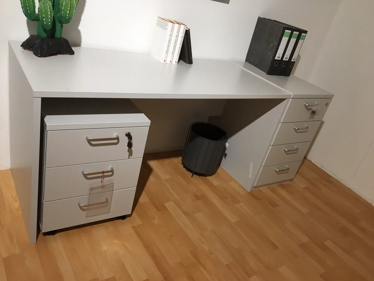 Schreibtisch E10