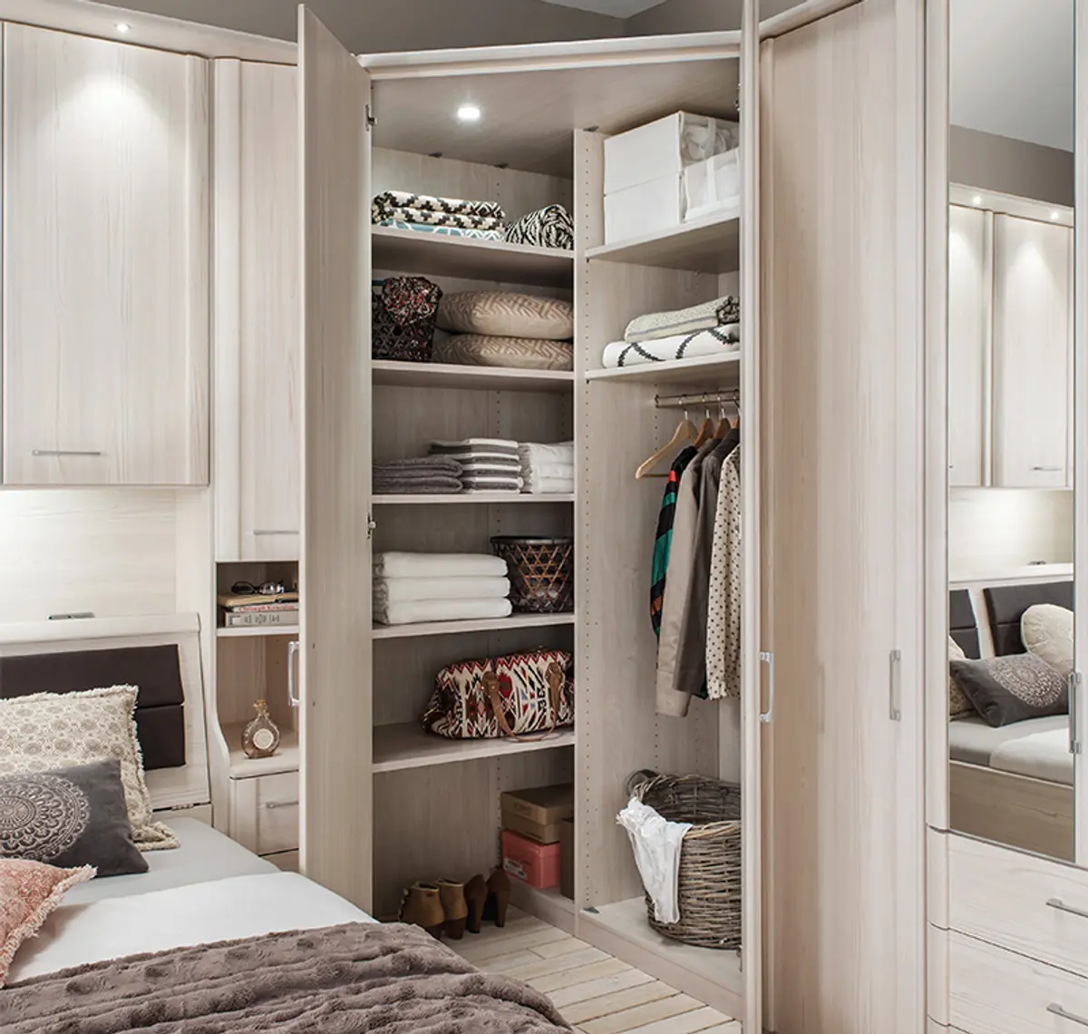 Begehbarer Eckschrank 