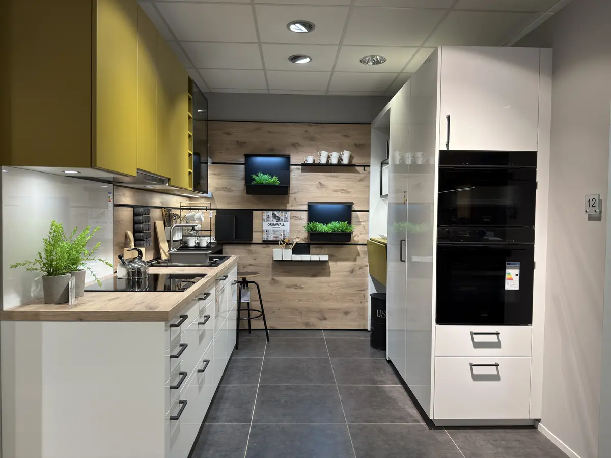 Einbauküche UGL Uni Gloss von Contur 