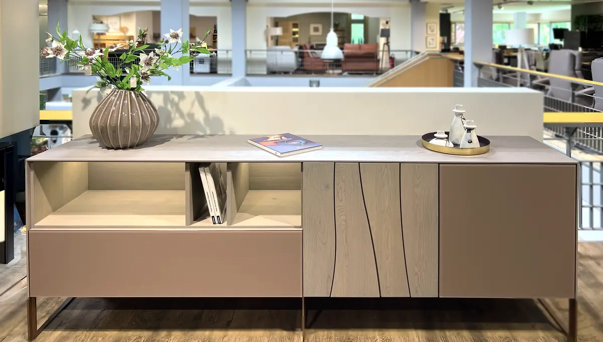 Contur Mileto Sideboard Asteiche massiv Glas beere matt