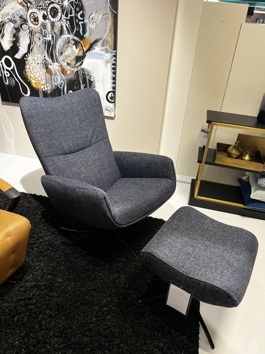 Jori Lounge Sessel mit Hocker
