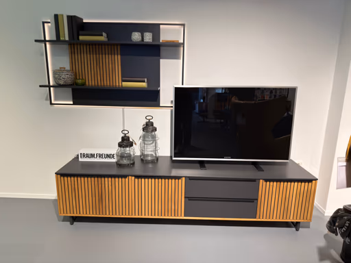 Lowboard & Wandpaneel Stav von Raum.Freunde 