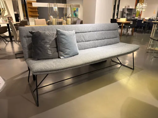 Bank und Stühle Jukka von Raum.Freunde