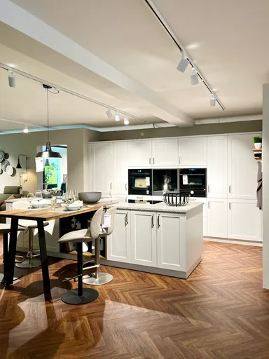 Moderne Landhausküche mit vielen Finessen