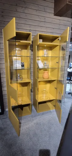 2 Vitrinen Contur 3900