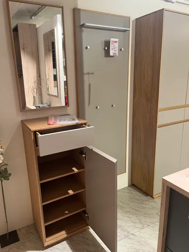 Garderobe - V100