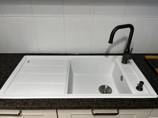 Landhausküche mit echter Granitplatte - in Kaufbeuren Koje 29