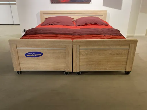 Komfortbett mit Holzkopfteil
