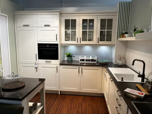 Landhausküche mit echter Granitplatte - in Kaufbeuren Koje 29