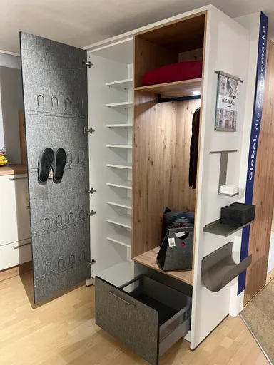 Garderobe SCHÜLLER 