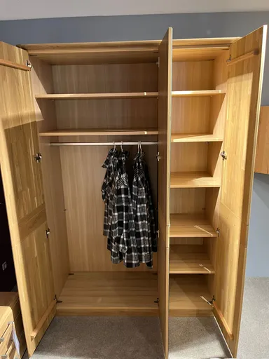 Kleiderschrank mit Zubehör