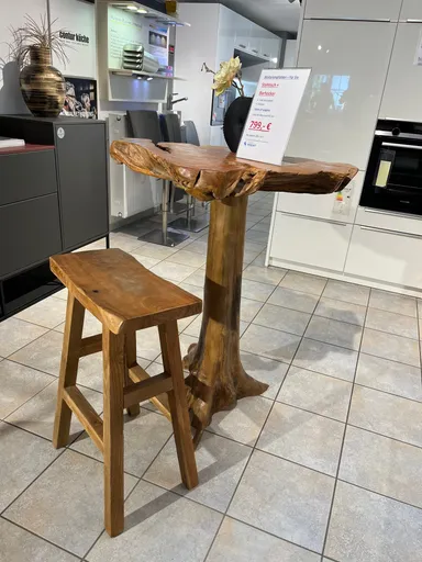 Stehtisch und Barhocker aus Teakholz