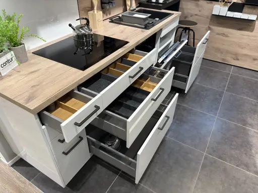 Einbauküche UGL Uni Gloss von Contur 