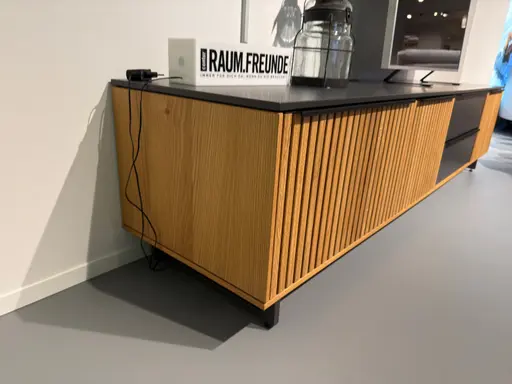 Lowboard & Wandpaneel Stav von Raum.Freunde 