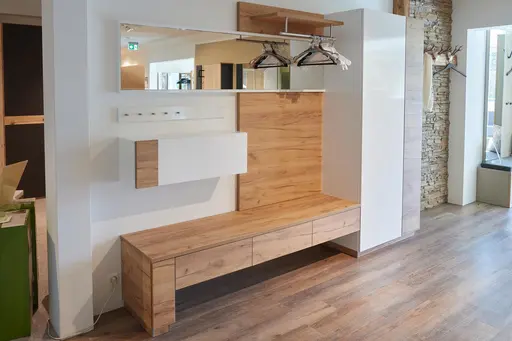 Garderobe aus eigener Schreinerei