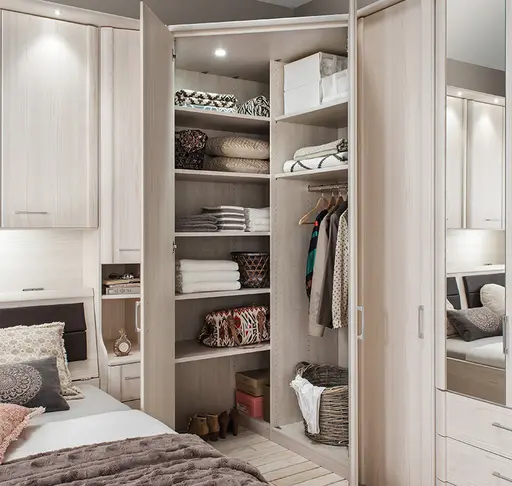 Begehbarer Eckschrank 