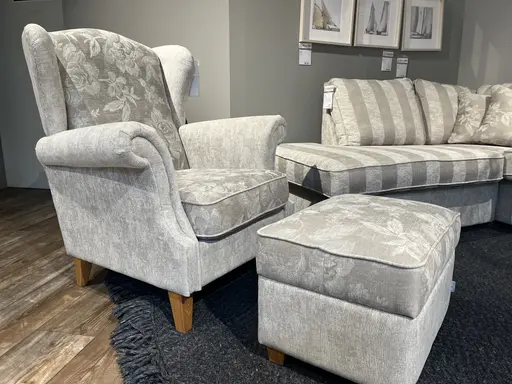 Ohrenbackensessel BRUNSWICK mit Hocker