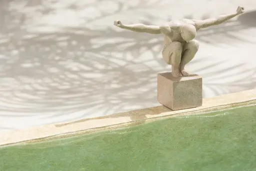 J-LINE Athlet auf Sockel Skulptur Deko-Figur