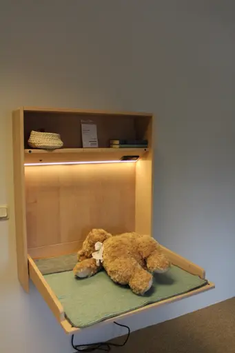 TEAM 7 KIDS mutlifunktionale Wickelkonsole Erle massiv, Weißöl KWK B/H/T: 84/101,1/22 cm